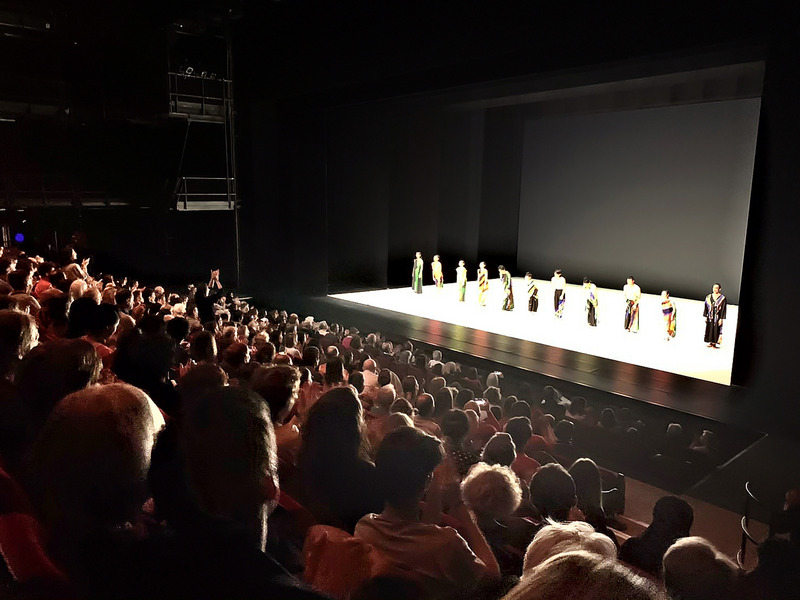 中央流行疫情指揮中心今天(5日)公布「公眾集會因應指引」，定調大型活動屬於1千人以上的室內外活動，對於非必要人潮密集活動，考慮延期或暫停舉辦。（示意圖/雲門舞集提供）