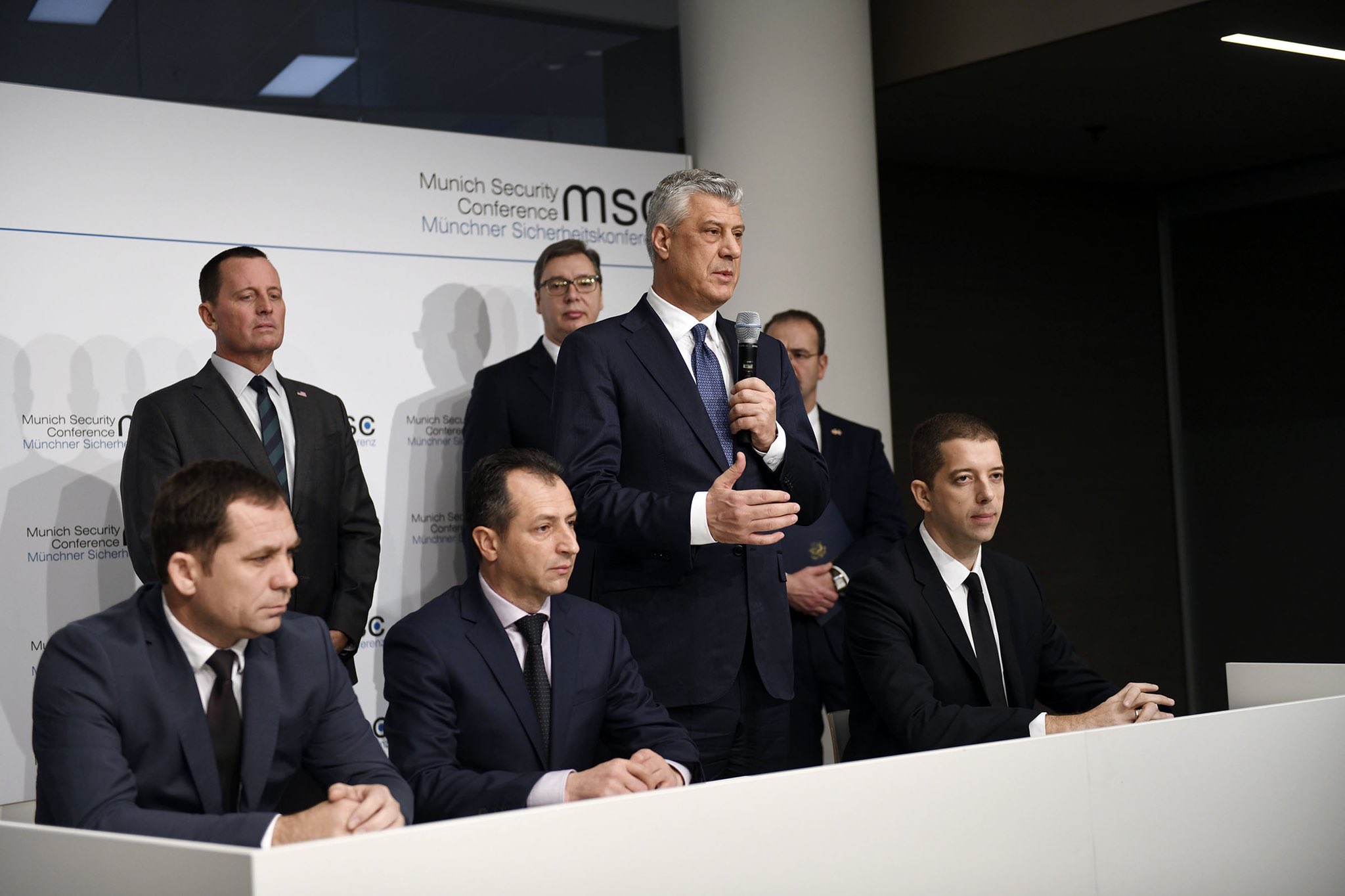 南歐巴爾幹半島上的敵對國家塞爾維亞和科索沃兩國總統14日宣布，兩國就美國調停的合約簽署協議，將興建鐵路和公路以連結兩國首都。(圖：科索沃總統塔其推特)