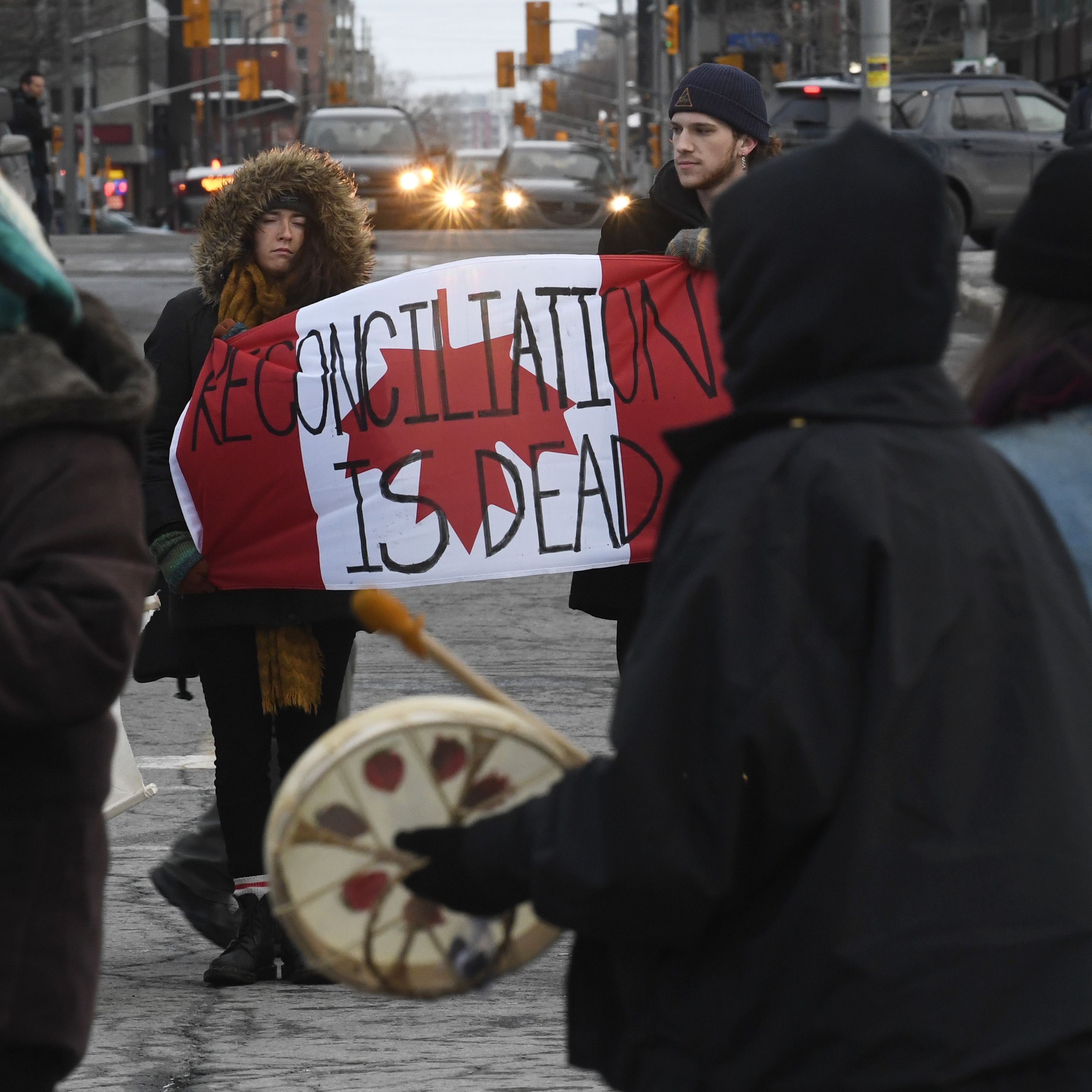 加拿大原住民抗議天然氣管線工程癱瘓鐵路。(美聯社/達志影像)