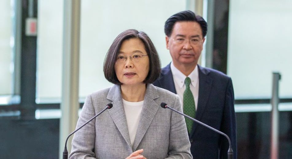 蔡英文總統晚間在臉書貼文表示，菲律賓解除台灣旅遊禁令，感謝第一線外交同仁的努力。(圖：蔡英文總統臉書)