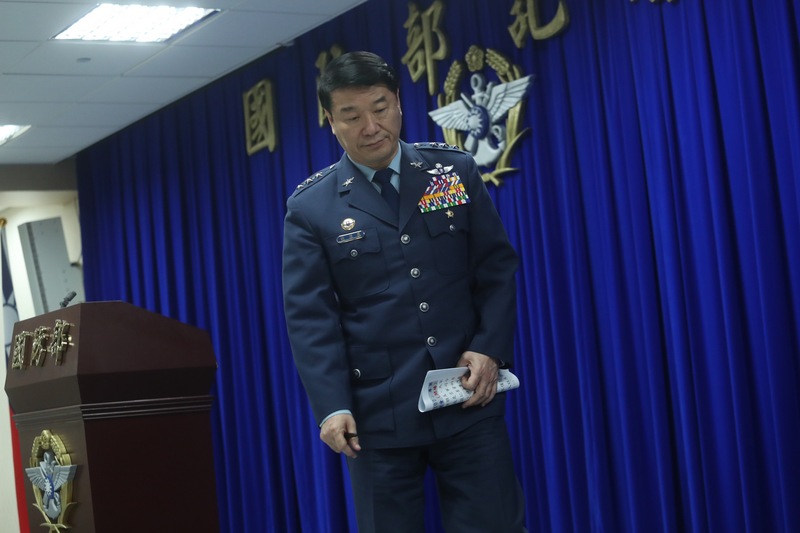 熊厚基卸任空軍司令 提醒戰機中壽期務必強化飛安。(中央社)