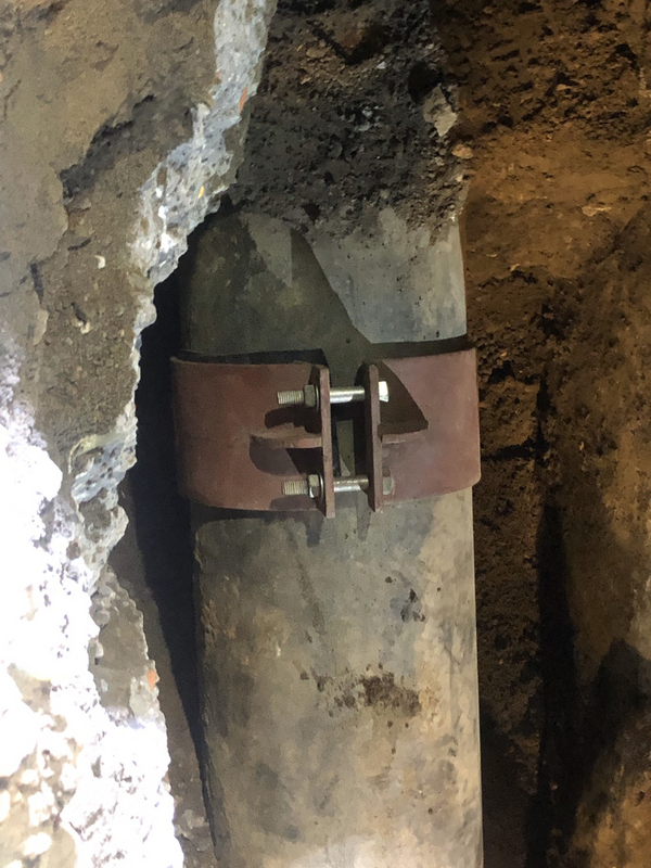 中油已找出北市內湖區新明路洩油點，並以夾管止漏（圖）。中油將向北市府提報施工計畫，中油15日表示，將在27日前完成換管工程，管線拚3月初恢復輸油。（中油提供）