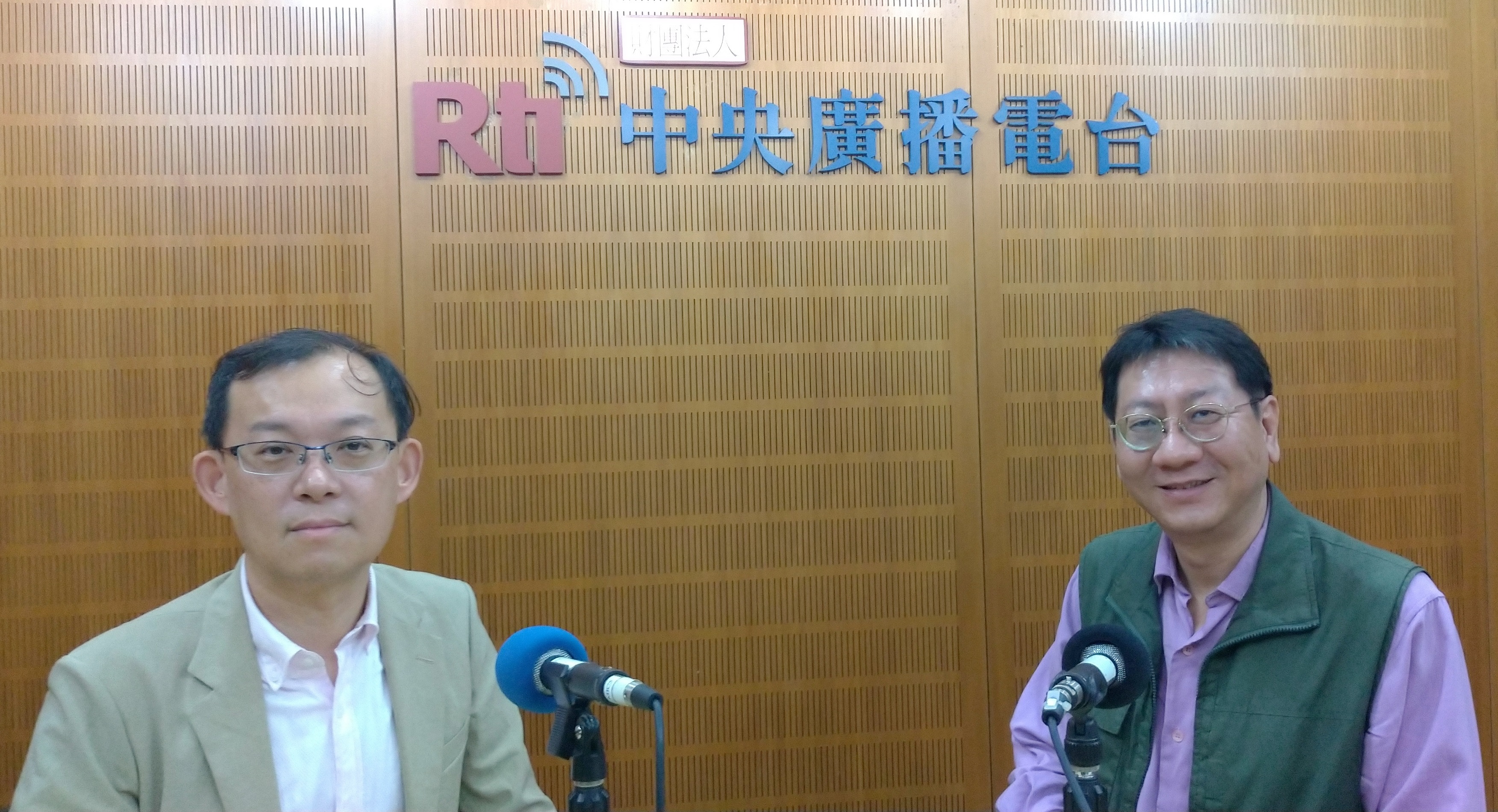 中興大學國際長陳牧民教授(左)接受「這樣看中國」節目主持人張正霖專訪