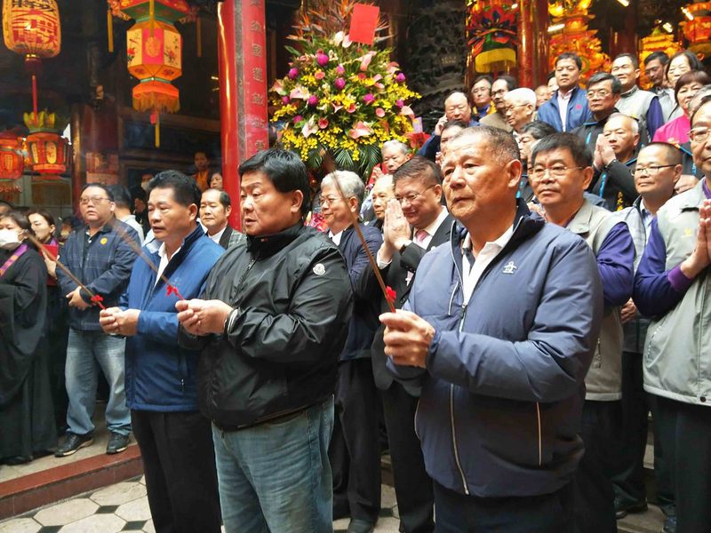 武漢肺炎疫情延燒，大甲鎮瀾宮16日上午舉辦大甲媽祖遶境進香禳災祛厄祈福法會，祈求大甲媽祖、天公伯等眾神明庇佑，撲滅疫情。(圖：中央社)