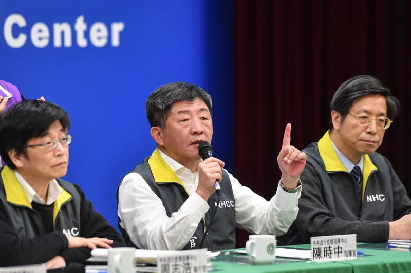 中央流行疫情指揮中心16日晚間舉行記者會，指揮官、衛福部長陳時中（中）表示，國內新增2例武漢肺炎確診個案，其中一例是中部60多歲男性，有B型肝炎及糖尿病病史，無出國旅遊史，也非確診病例已知密切接觸者。(圖：中央社)