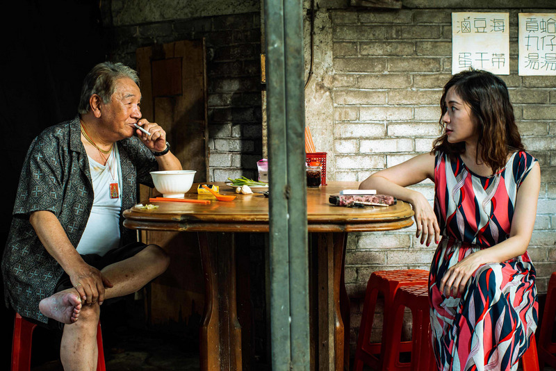 圖為公視學生劇展「九孬」劇照，演員丁強（左）與尹馨（右）。（公視提供）