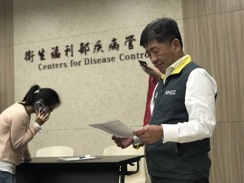 台灣第19例武漢肺炎病例疑為社區感染，中央流行疫情指揮中心指揮官、衛福部長陳時中（前）16日晚間澄清，此例僅為社區內零星個案，已鎖定個案曾載過3名有症狀的中港澳台商，強調社區內人傳人風險低。(圖：中央社)
