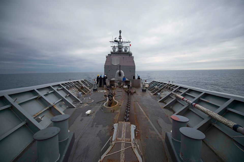美軍艦通過台灣海峽國際水域 裴洛西訪台後首次。圖為參與這次行動的美軍第七艦隊飛彈巡洋艦「強塞勒斯維爾號」(USS Chancellorsville CG-62)。(臉書)