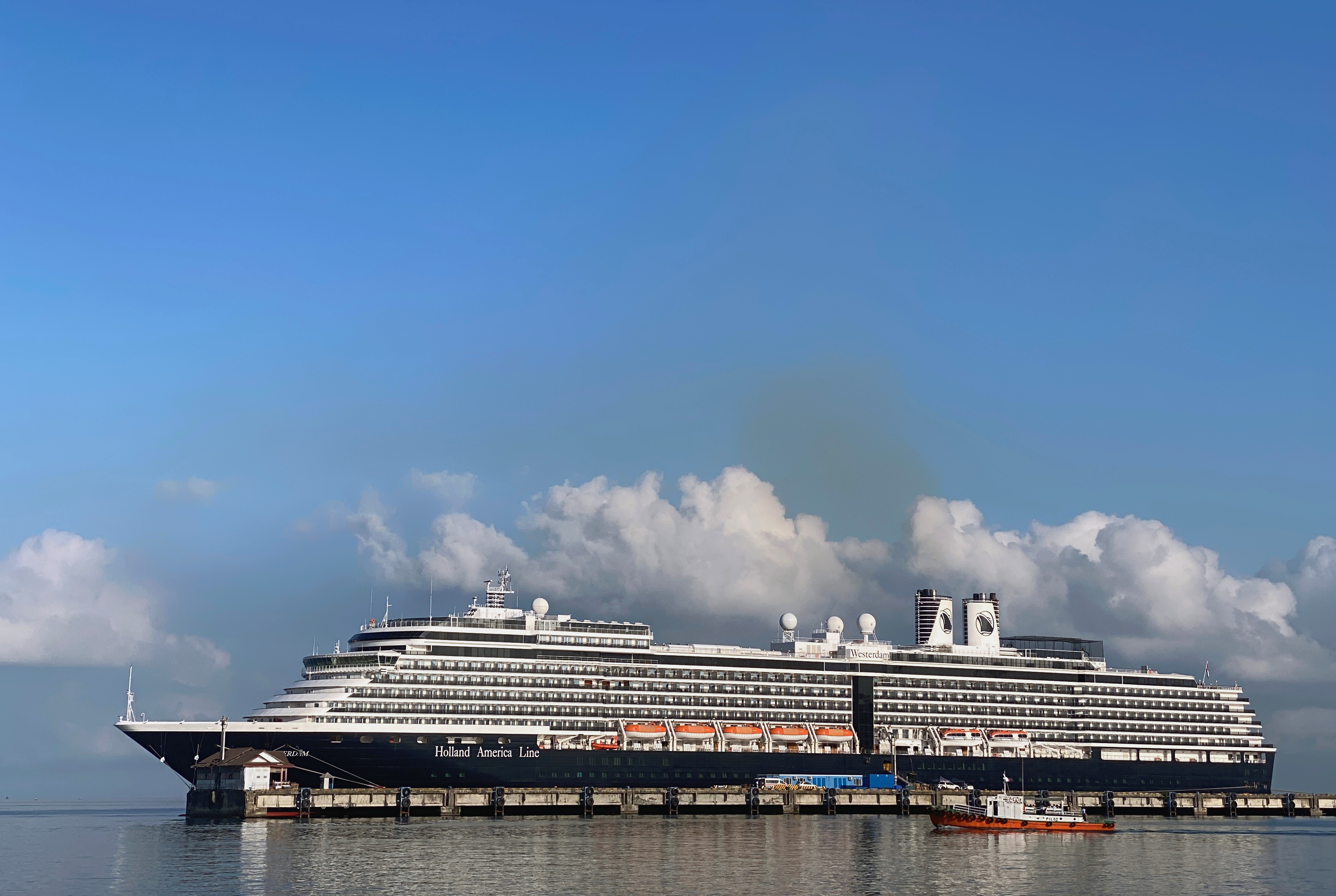 遊輪威士特丹號(Westerdam)於2月16日停泊在柬埔寨柬埔寨港口的碼頭。(路透社/達志影像)