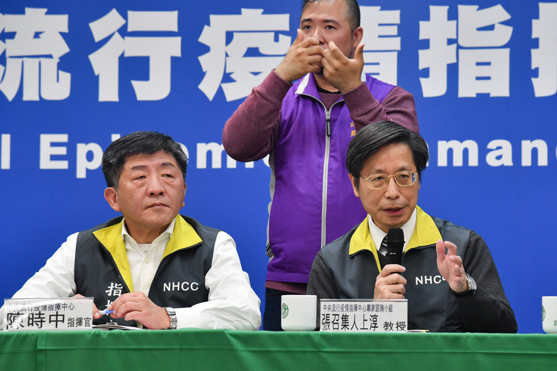 中央流行疫情指揮中心17日晚間舉行記者會，指揮官、衛福部長陳時中（前左）宣布國內新增2例武漢肺炎確診個案，專家諮詢小組召集人張上淳（前右）針對社區感染進行回應。(圖:中央社)