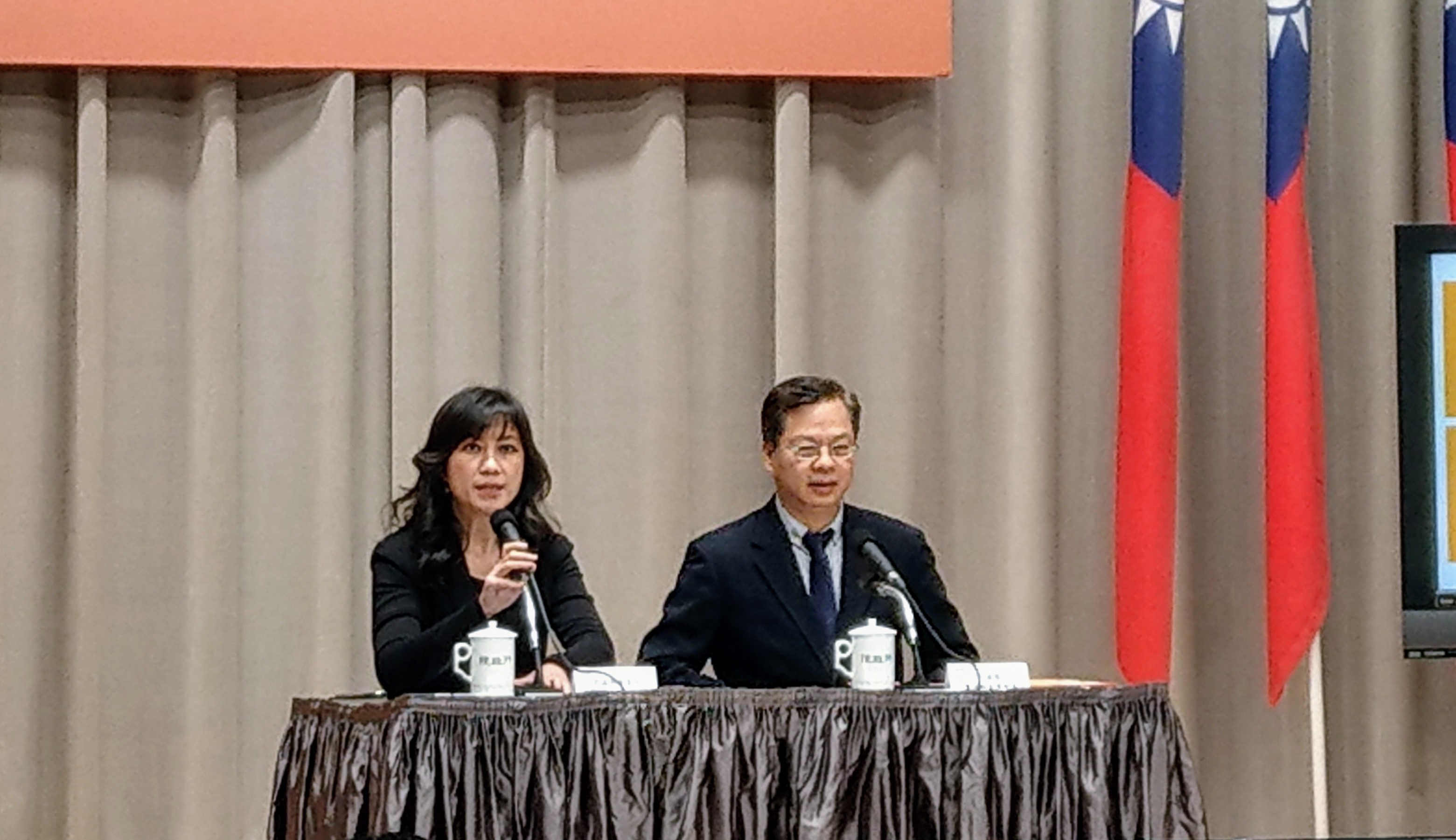 政務委員龔明鑫17日(右)表示，抵用券確定納入藝文活動，20億的規模極可能再增加。(劉品希 攝)