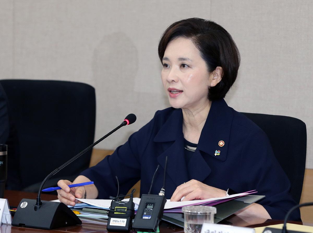 韓國副總理兼教育部長俞銀惠25日宣布，26日起至9月11日為止，首都圈中小學全面改採線上授課。(圖：南韓教育部)