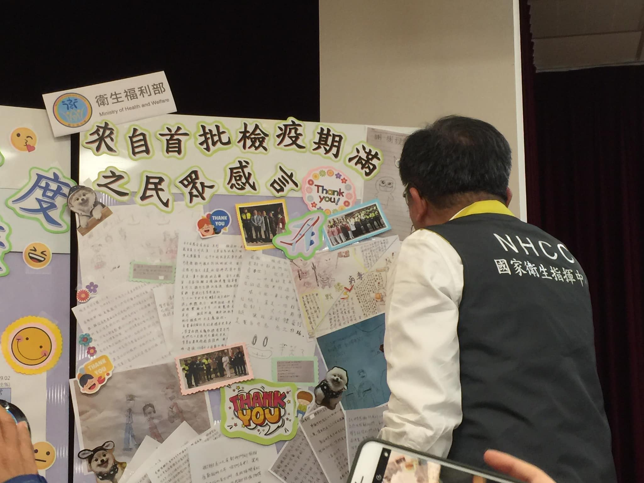 中央流行疫情指揮中心指揮官、衛生福利部部長陳時中特地掛上老花眼鏡仔細看了檢疫所住民的留言文字，難得露出輕鬆笑容。(蕭照平 攝)
