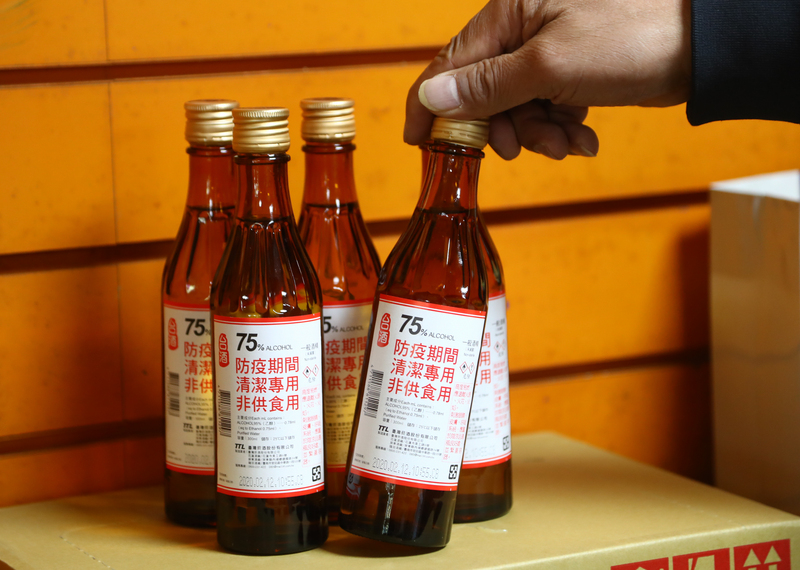 武漢肺炎疫情延燒，不只口罩，就連酒精等消毒產品都被搶購一空，台灣菸酒公司生產防疫期間清潔專用75％酒精，本週起全台6000多家健保藥局陸續配送到貨後將開始販售。(圖：中央社)