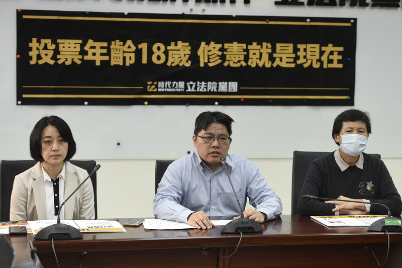 時代力量立法院黨團總召邱顯智（中）、副總召陳椒華（右）、幹事長王婉諭（左）18日舉行「投票年齡18歲，修憲就是現在」記者會，表示讓公民權下修至18歲勢在必行，盼立法院盡速組成修憲委員會。(圖：中央社)