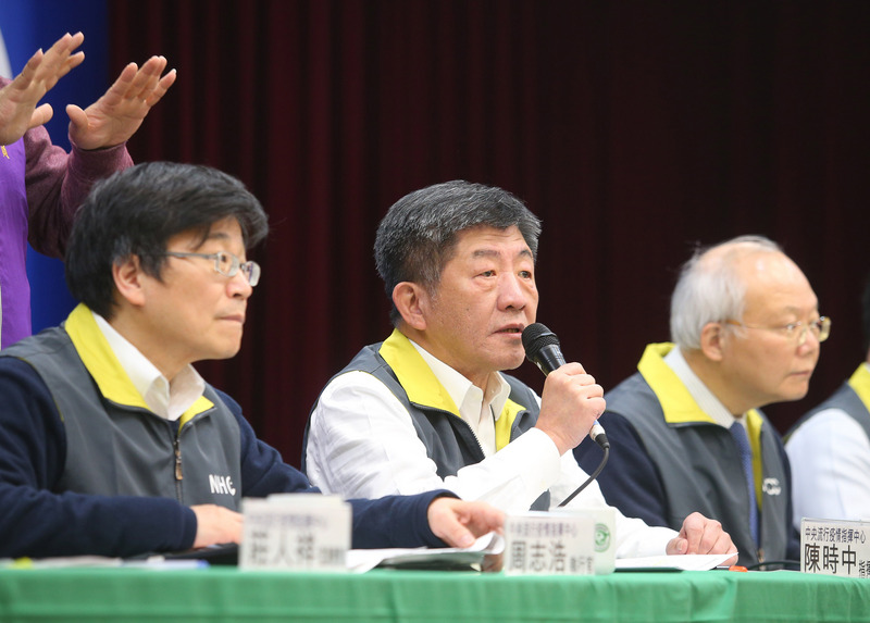 疫情指揮中心指揮官陳時中18日說，職場接觸者58人居家隔離，採檢都陰性，疫情可能不會外擴，「社區還是安全的」。(圖：中央社)