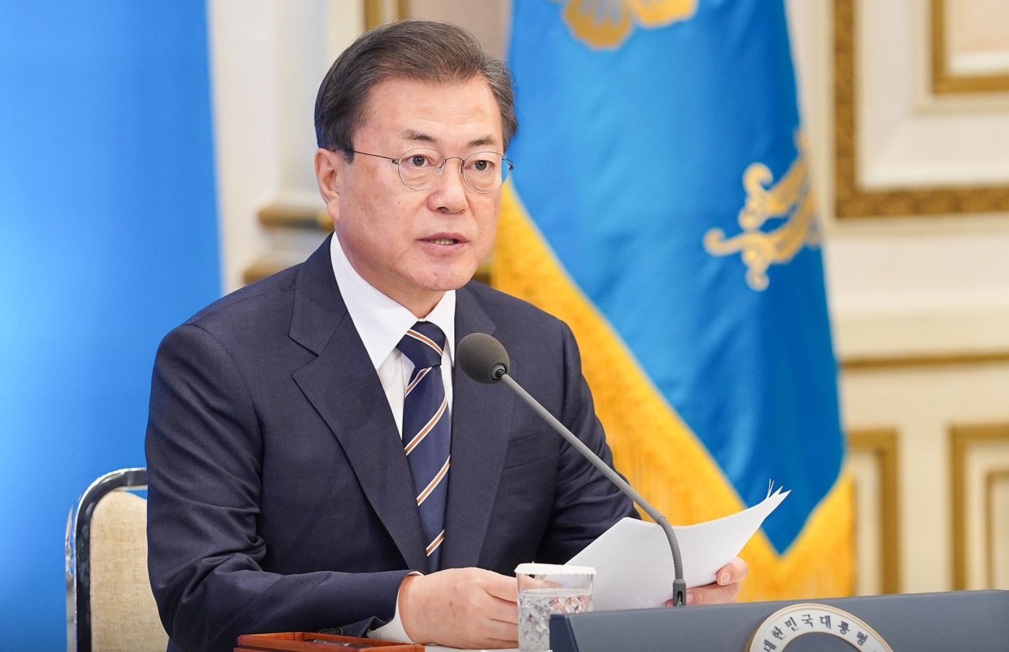 北韓領導人金正恩病危傳聞卻甚囂塵上，不過，南韓總統文在寅主持青瓦台會議時仍如常提及金正恩，並表示希望從防疫開始，推進南北韓合作。 (圖:青瓦台)