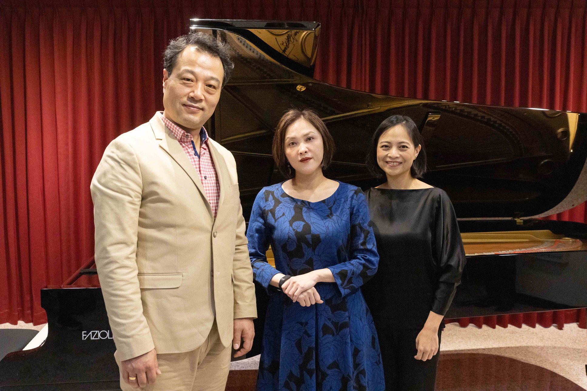 雲門劇場首度製作歌劇音樂會「大家都叫我咪咪」，由林懷民執導，女高音林玲慧(中)」、男高音崔勝震(左）、鋼琴家王佩瑤(右)參與演出。(王弼正 攝／雲門劇場提供)