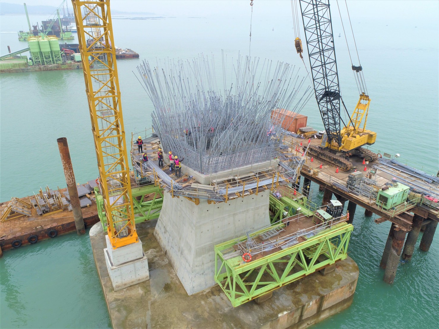 金門大橋主橋5個以高粱麥穗為造型的橋塔，最困難的是要將1,020支鋼筋先緊緊箍在一起，再往上開出麥穗來，此為目前施工的情況。(高公局提供)