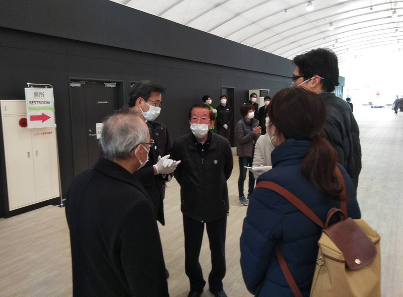 爆發武漢肺炎疫情的鑽石公主號遊輪19日解除隔離，駐日代表謝長廷上午抵達橫濱碼頭，準備迎接國人下船。（駐日代表處提供）