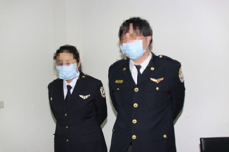 郵輪鑽石公主號旅客確診武漢肺炎接連不斷，5名移民官1日曾登船查驗護照，潘姓移民官（左）19日說，自己能下船在家隔離已非常幸運；何姓移民官（右）則表示，工作就會有風險，遇到就去處理不能閃躲。(圖：中央社)
