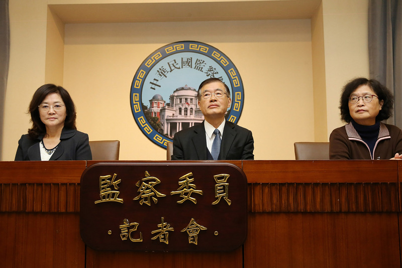 空軍F-16戰機於107年萬安演習中發生撞山意外，導致飛官殉職，監察委員包宗和（中）、仉桂美（右）及林雅鋒（左）提案，彈劾空軍戰管中心攔管官史青年等5人，3名監委19日下午於記者會公開說明。(圖：中央社)
