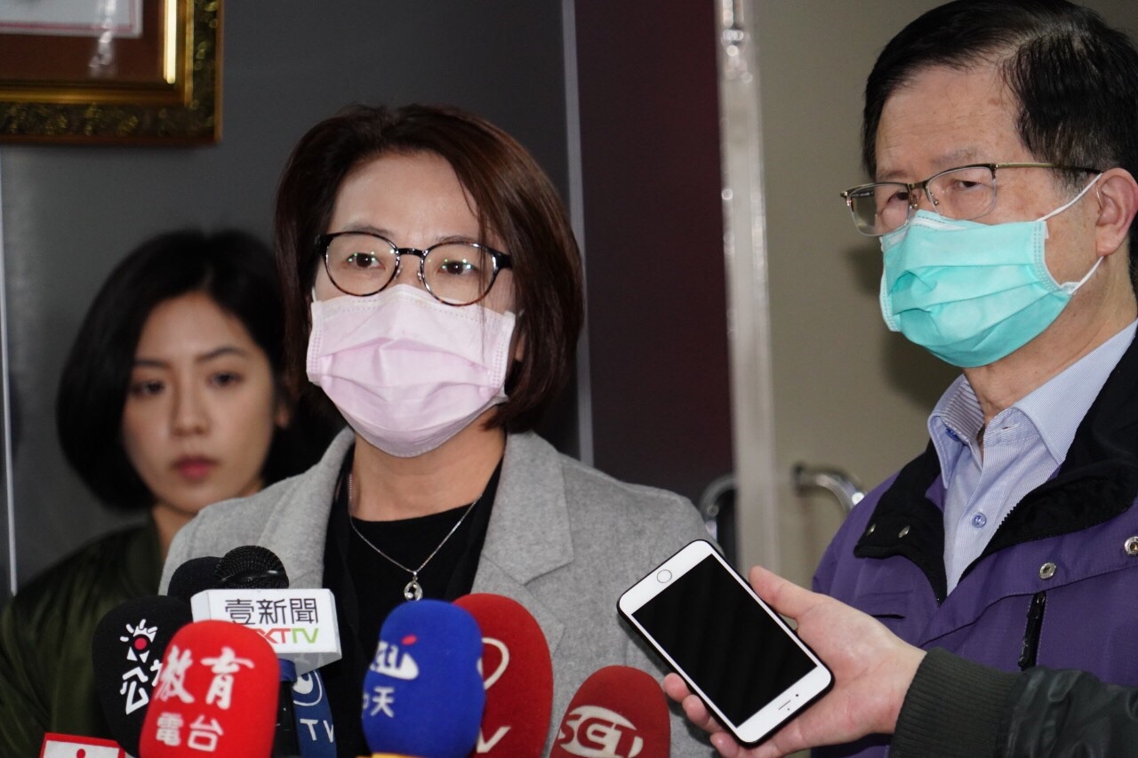 台北市副市長黃珊珊(左)表示，台北市逾千名防災士將在增訓防疫相關課程後，投入社區防疫工作。(台北市政府提供)