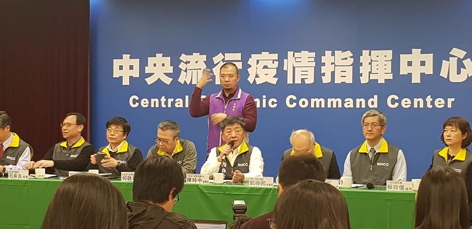 對於開學後若面臨疫情衝擊的停課標準？指揮中心指揮官、衛福部長陳時中(中)對此表示，待專家會議檢視教育部提出的草案後，會盡快對外公布。(江昭倫攝)