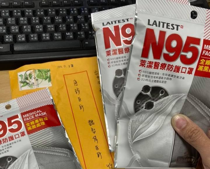 民眾寄給醫生的口罩。(魏志偉臉書)