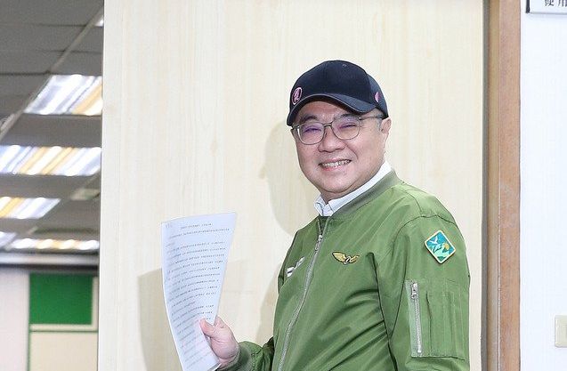民進黨主席卓榮泰19日主持中常會，進入會場時與媒體揮手致意。(圖:中央社)