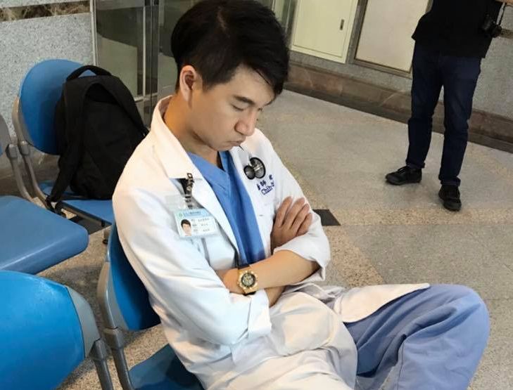 疫情升溫要求篩檢人多，急診醫師求喘息。(魏志偉臉書)