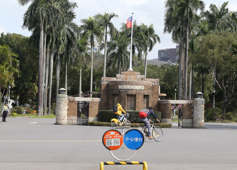 台灣大學擬規劃小規模、實驗性質的不分系，以轉系方式招收學校升大二的學生，學生可構築自己的學程，不受單一科系限制。(圖：中央社)