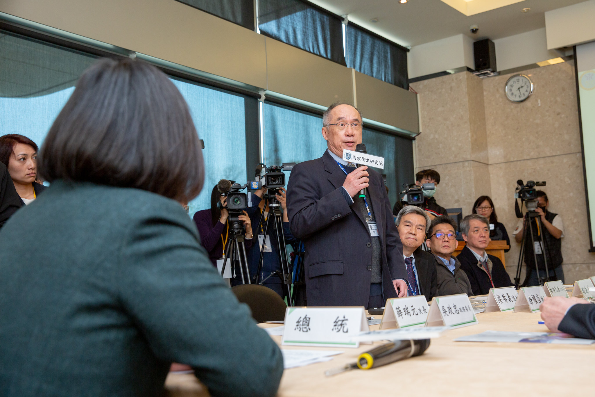 武漢肺炎疫情嚴峻，蔡英文總統(左一)20日視察國家衛生研究院最新疫苗與藥物研發進度，院長梁賡義(站立者)親自報告「好消息」，已完成可能有效用藥瑞德西韋的合成流程。(總統府提供)