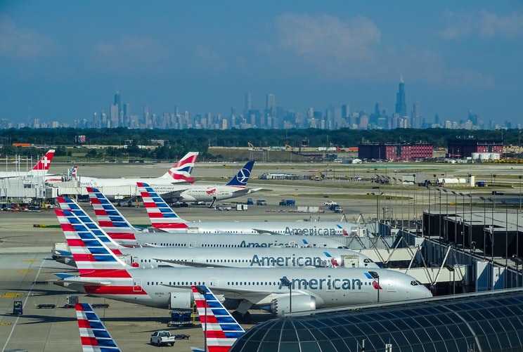 美國航空業者憂心5G開通將嚴重影響飛安，聯手抗議反對兩電信業者啟動5G服務。圖為美國芝加哥奧黑爾國際機場。（Miguel Ángel Sanz／Unsplash）