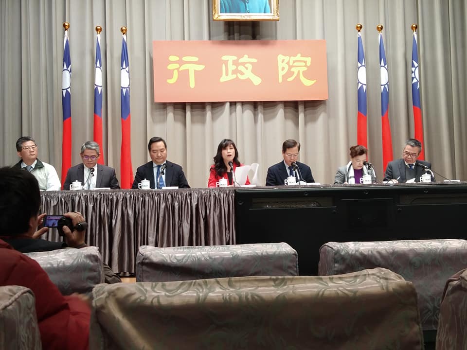 行政院會今天(20日)通過「嚴重特殊傳染性肺炎防治及紓困振興特別條例」草案。政務委員羅秉成說明特別條例草案重點。(王韋婷攝)