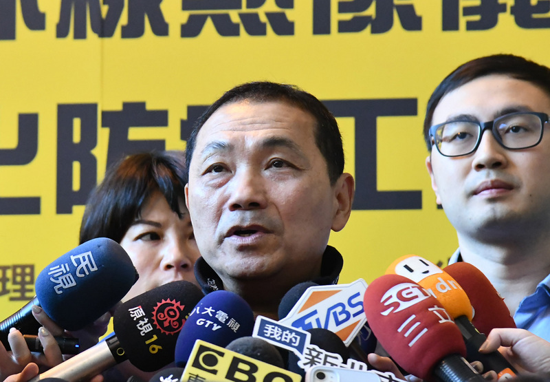 新北市長侯友宜（中）21日表示，武漢肺炎居家檢疫量日漸攀升，因應可能的社區感染，市府已盤點並超前部署兩倍的物資準備。（新北市府提供）