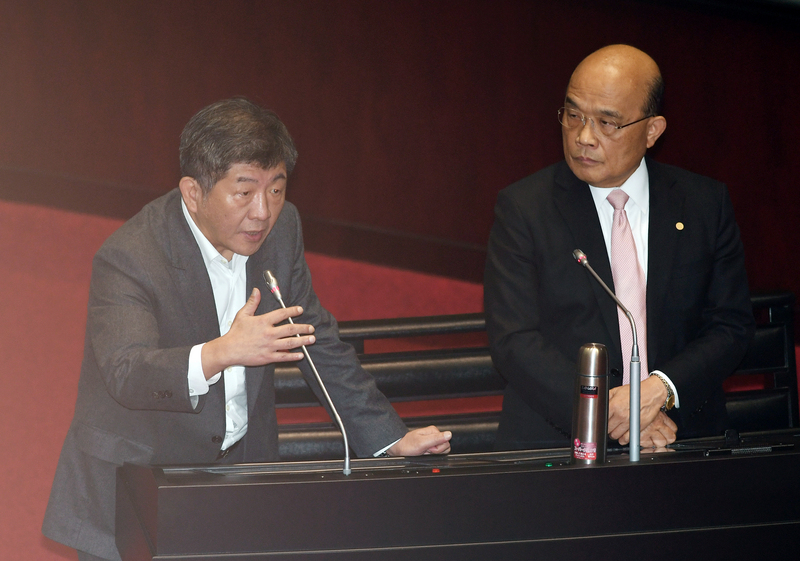衛福部長陳時中（左）21日在立法院備詢時表示，很快就會宣布日本、韓國進入旅遊疫情警示第二級，「升級勢在必行」。右為行政院長蘇貞昌。(圖：中央社)