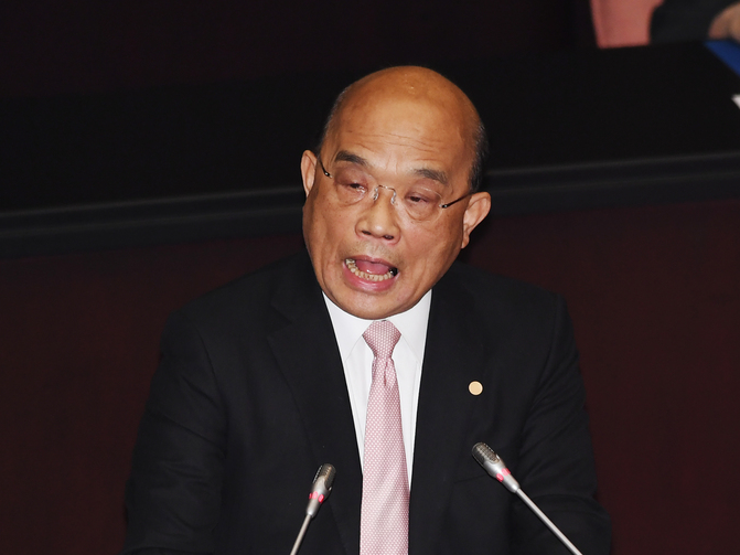 行政院長蘇貞昌今天(1日)受邀赴立法院專案報告時指出，台灣與烏克蘭局勢不同，但更應自我警惕，捍衛國家是自己的責任，因為屈辱與姑息不會換得和平 。資料照片。(圖/中央社)