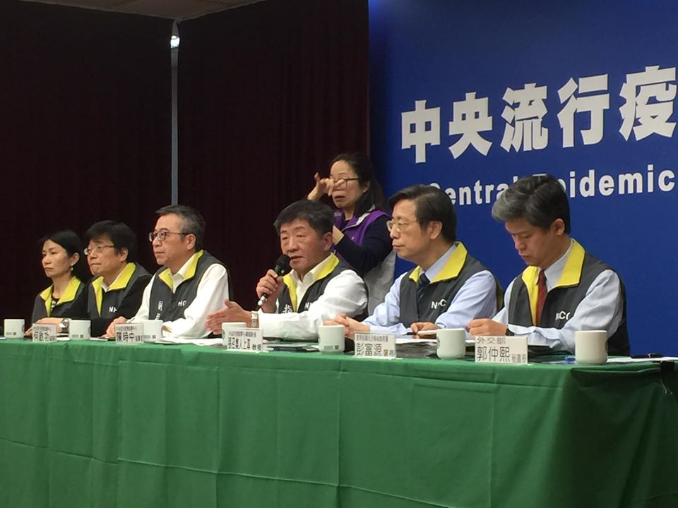 中央流行疫情指揮中心指揮官、衛生福利部長陳時中今天(21日)主持COVID-19武漢肺炎疫情記者會。(蕭照平攝)