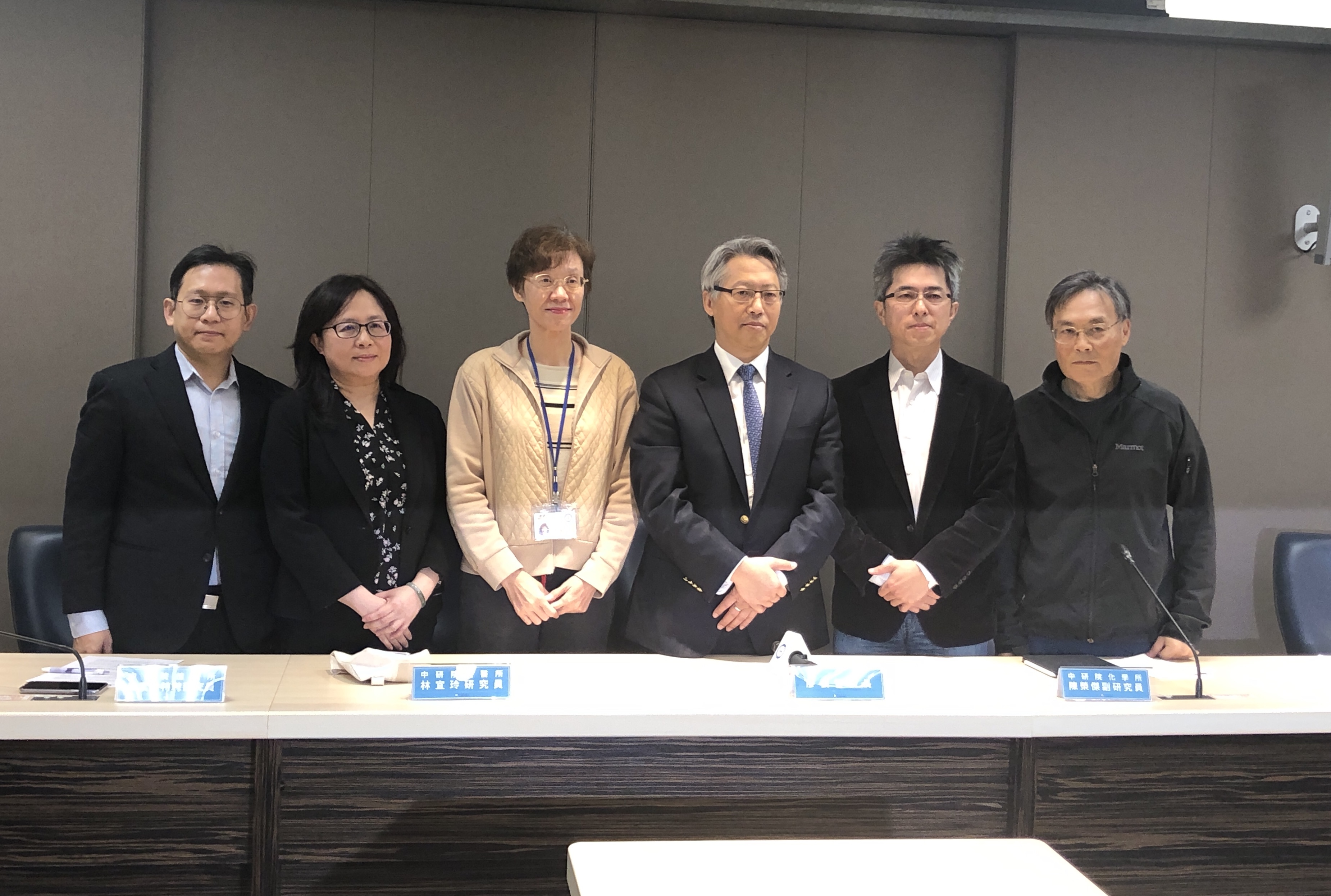 中研院21日宣布，化學所副研究員陳榮傑所率領的7人小組研究團隊在2周左右就合成出治療藥物、百毫克級「瑞德西韋」。(楊文君攝)
