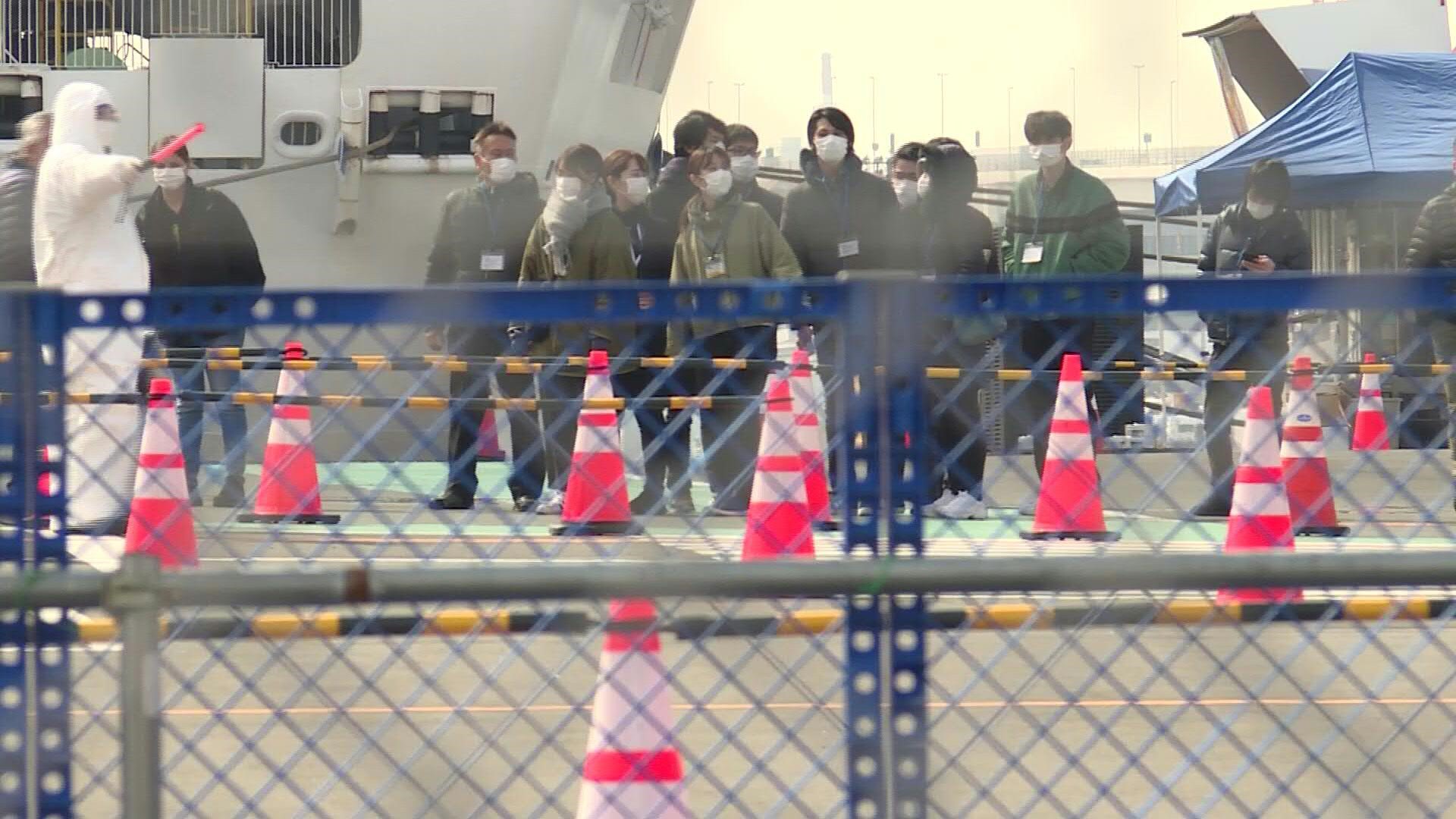 爆發疫情的鑽石公主號郵輪19日解除隔離，日方安排首批500名乘客陸續下船。(資料照片/AFP)