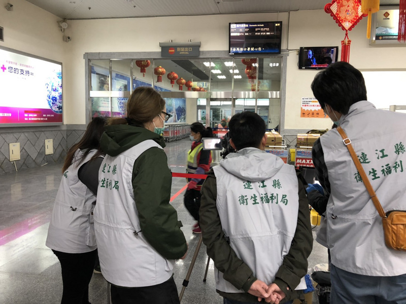 連江縣流行疫情中心22日起在碼頭、機場採取入境旅客體溫監測，比照民國92年SARS疫情因應防治作業，希望防疫工作滴水不漏，防堵疫情發生。（連江縣流行疫情指揮中心提供）