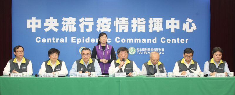 因應武漢肺炎疫情，中央流行疫情指揮中心22日上午召開記者會，由指揮中心指揮官、衛福部長陳時中（中）等人說明最新疫情、防疫措施及鑽石公主號包機回台等相關事宜。(圖:中央社)