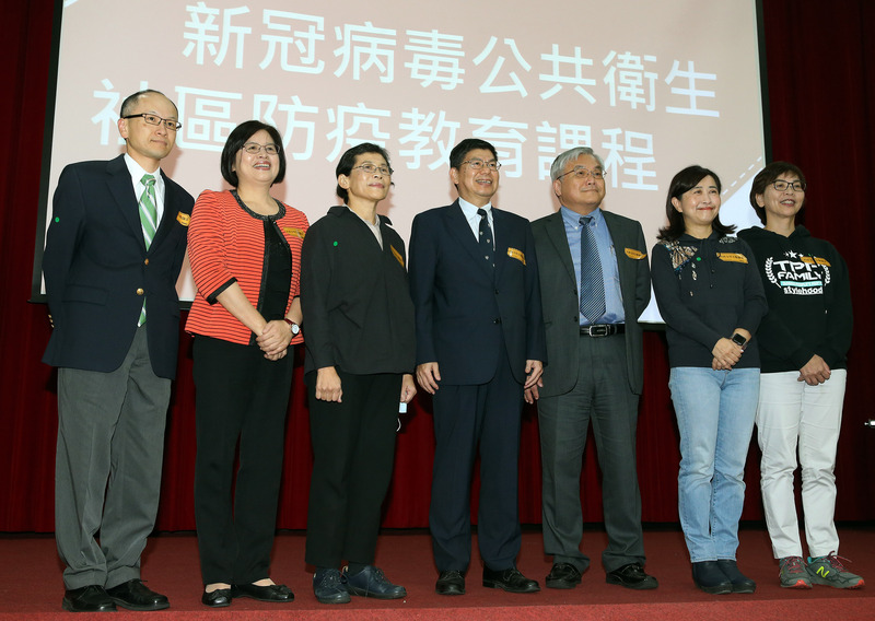 台灣公共衛生學會22日在台大公衛學院舉辦「新冠病毒公共衛生社區防疫教育課程」，呼籲立法院在這個會期通過「公共衛生師法」，民進黨立委吳玉琴（左2）、時代力量立委陳椒華（左3）、國民黨立委林奕華（右2）、民眾黨立委蔡壁如（右1）等人都到場。(圖:中央社)