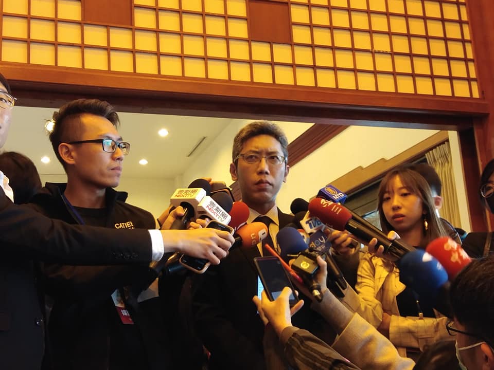 總統府發言人丁允恭22日表示，對比之前的武漢包機，政府的原則一直是防疫，而不是政治。（王韋婷 攝）