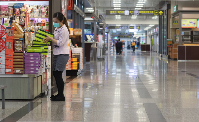為防疫需要，明起(21日)提供國內5處機場免稅商店代為代售徵用的口罩給入境旅客。(示意圖/中央社)