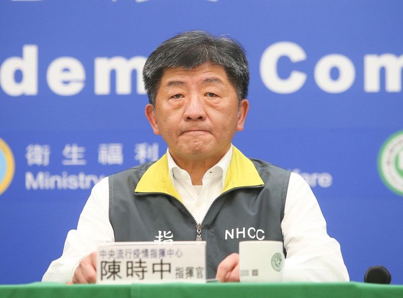 指揮中心今(24日)公布新增2例COVID-19武漢肺炎確診案例，這2例分別都是個案27例、80多歲男性的家人，目前相關疫調進行中。(圖/中央社)