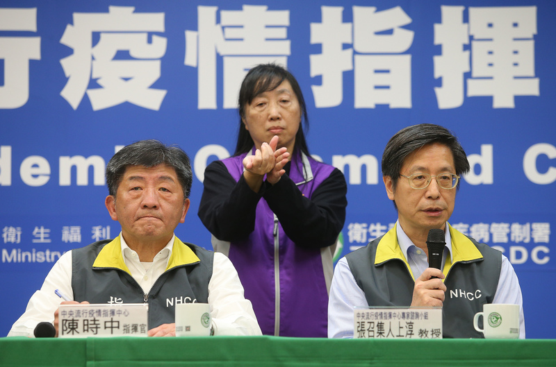 台灣新增2例武漢肺炎確診個案，感染源釐清中，目前全台累計28例。指揮中心專家諮詢小組召集人張上淳（右）23日回應是否為社區傳播時表示，這是台灣第三起社區感染，他認為仍是「零星」社區感染。左為指揮官陳時中。(圖:中央社)