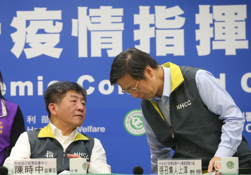 中央流行疫情指揮中心23日表示，即日起提升伊朗與義大利旅遊疫等級至第一級「注意（Watch）」。圖為指揮中心指揮官陳時中（左）和專家諮詢小組召集人張上淳（右）。(圖:中央社)