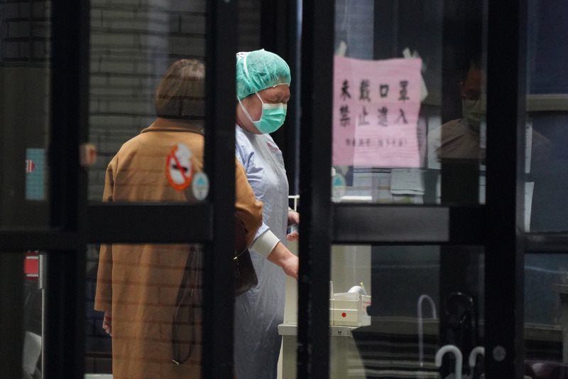 中央流行疫情指揮中心23日宣布，醫事人員除非報准，不得出國。衛福部醫事司長石崇良表示，考量人力、院內感控風險，以醫院第一線人員為主，診所人員不在限制之列；中港澳嚴格禁止，其他旅遊警示區須報准。(圖：中央社)
